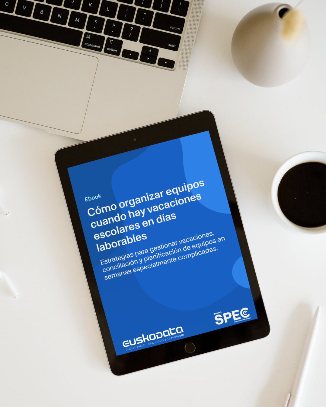 Equipo laboral organizando vacaciones de Semana Santa y Pascua con éxito