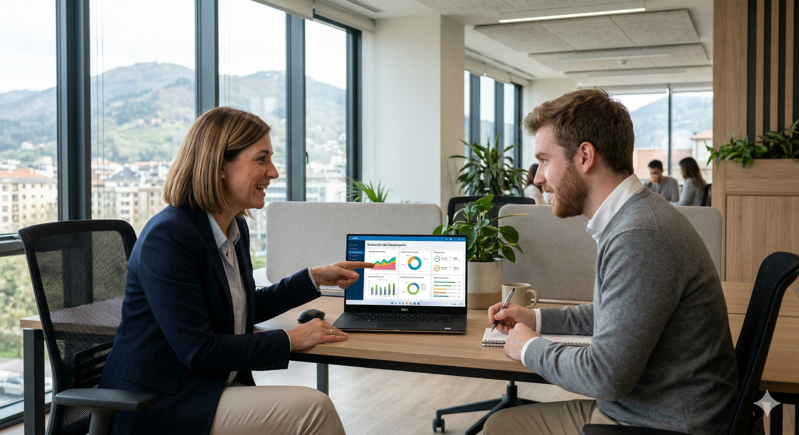 Sesión de feedback de evaluación del desempeño profesional en una empresa mediana.