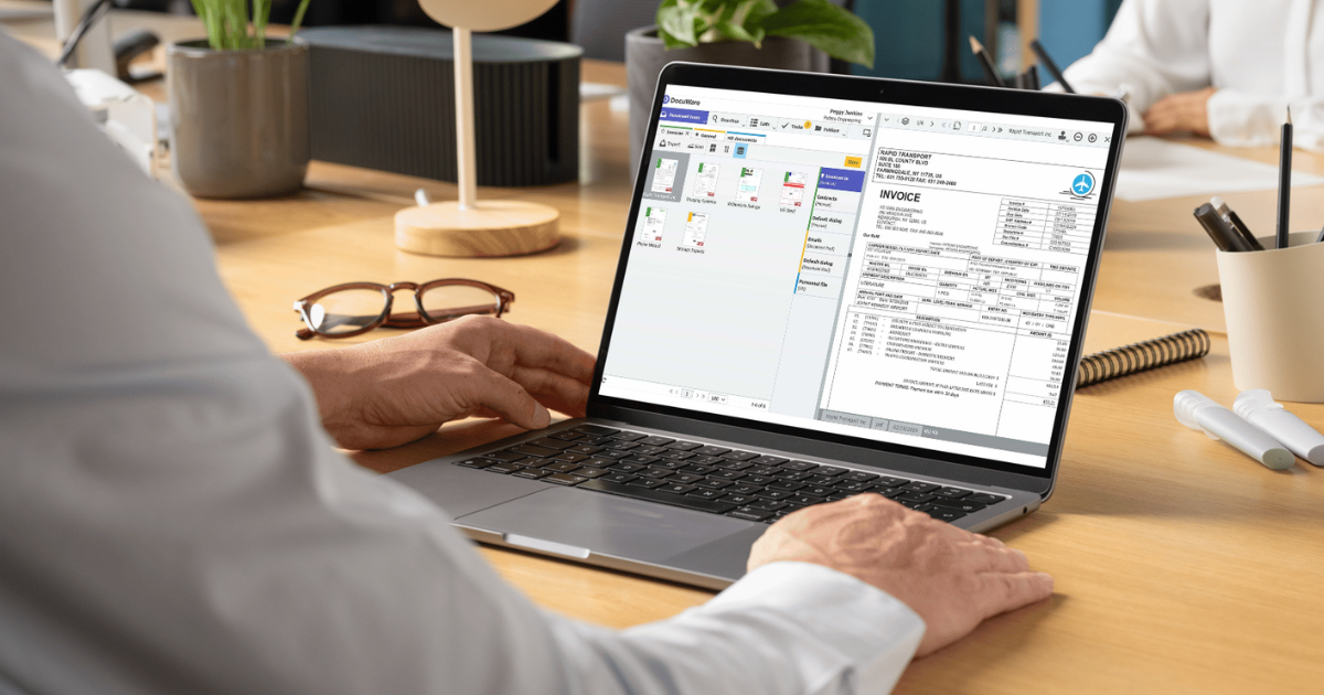 Interfaz de usuario de DocuWare mostrando la captura automática de datos en una factura electrónica.