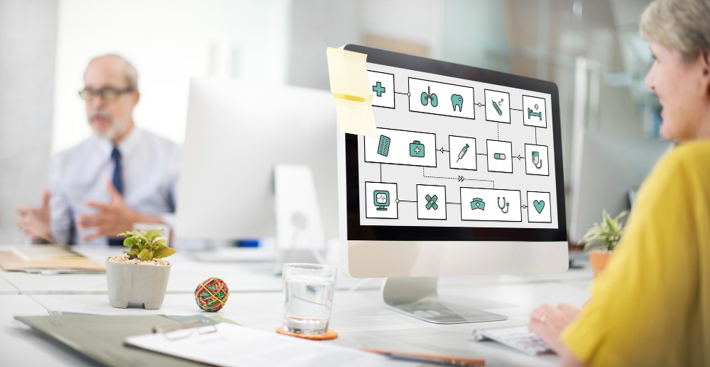 Mujer valorando los diferentes tipos de ERP para saber cual necesita su empresa