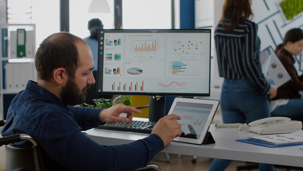 Hombre estudiando cómo integrar un CRM y ERP en una empresa